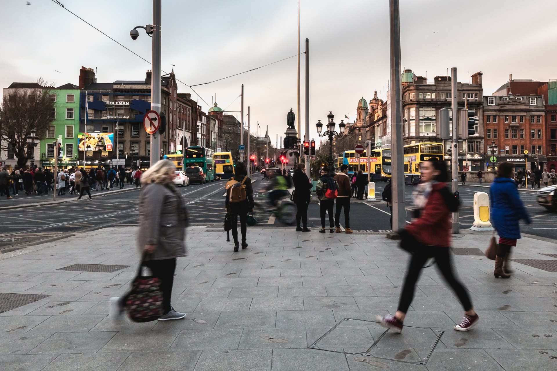 都柏林市中心街道上的行人
